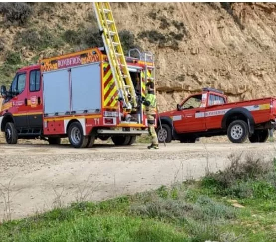 Los bomberos, recogiendo el material tras la operación de salvamento