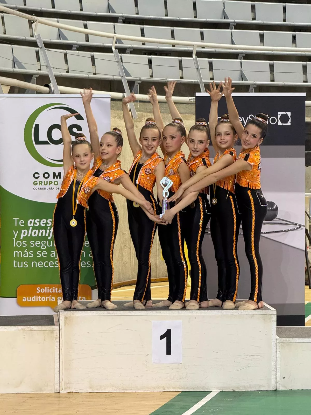 Conjunto Benjamín Base Club 90, oro