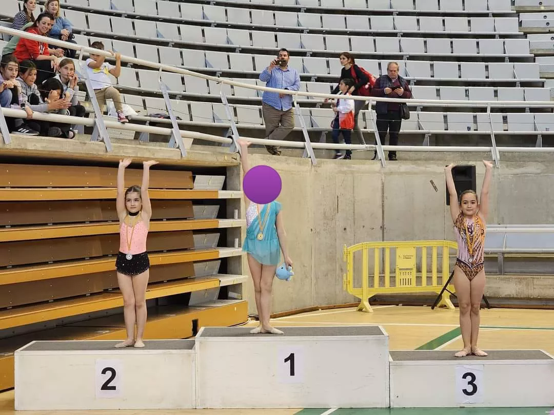 Benjamín C Pyrennes, Julia Ibarlucea plata y Diana Castán bronce