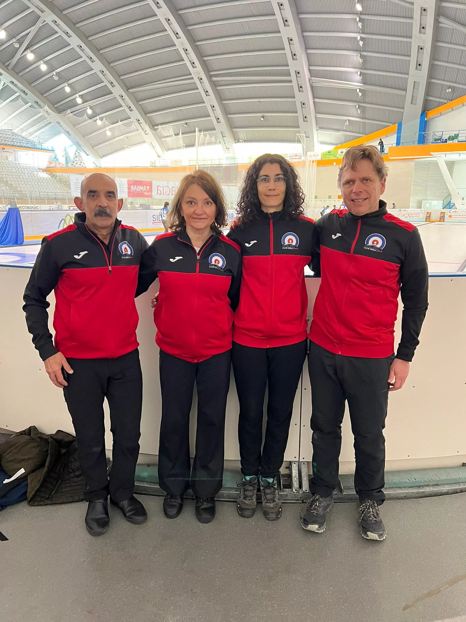 Jaca Black. Curling Hielo Jaca se embolsa un cuarto puesto en el Nacional mixto.