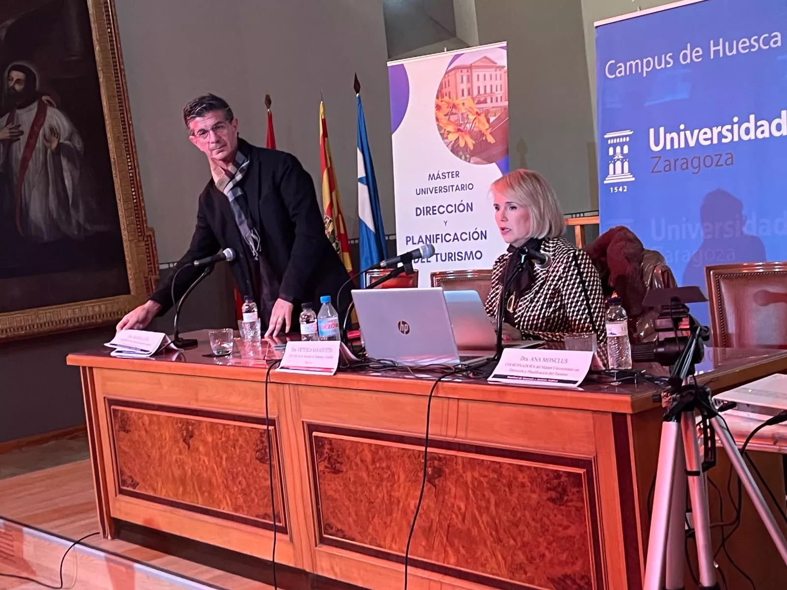 Enric López, codirector del Observatorio de Turismo Rural, y Victoria Sanagustín, decana de la Facultad de Empresa y Gestión Pública de Huesca. 