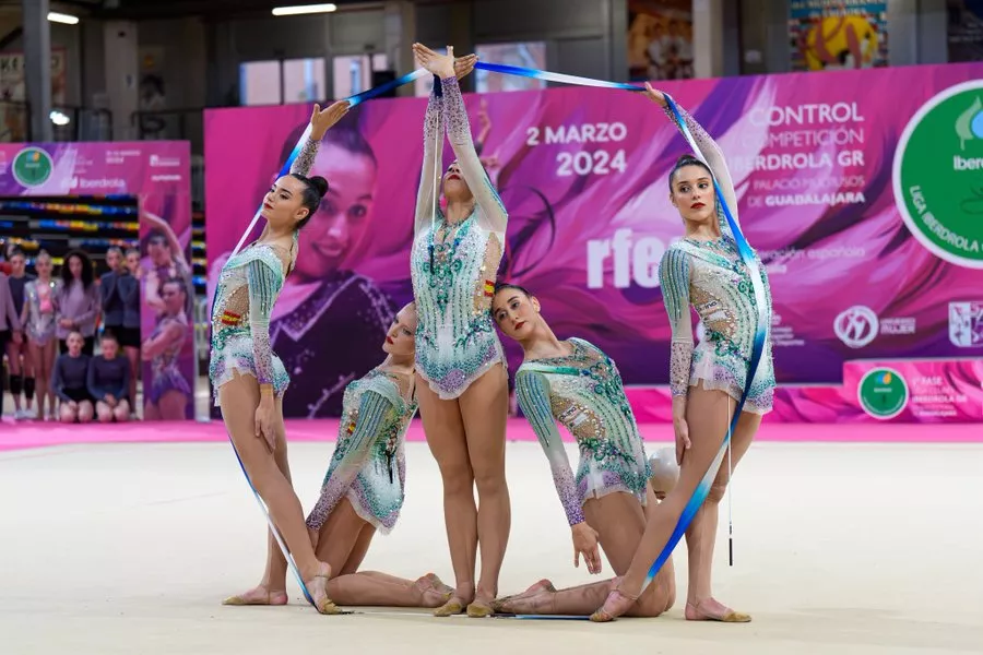 El símbolo de la paz en el inicio del nuevo ejercicio mixto de España.