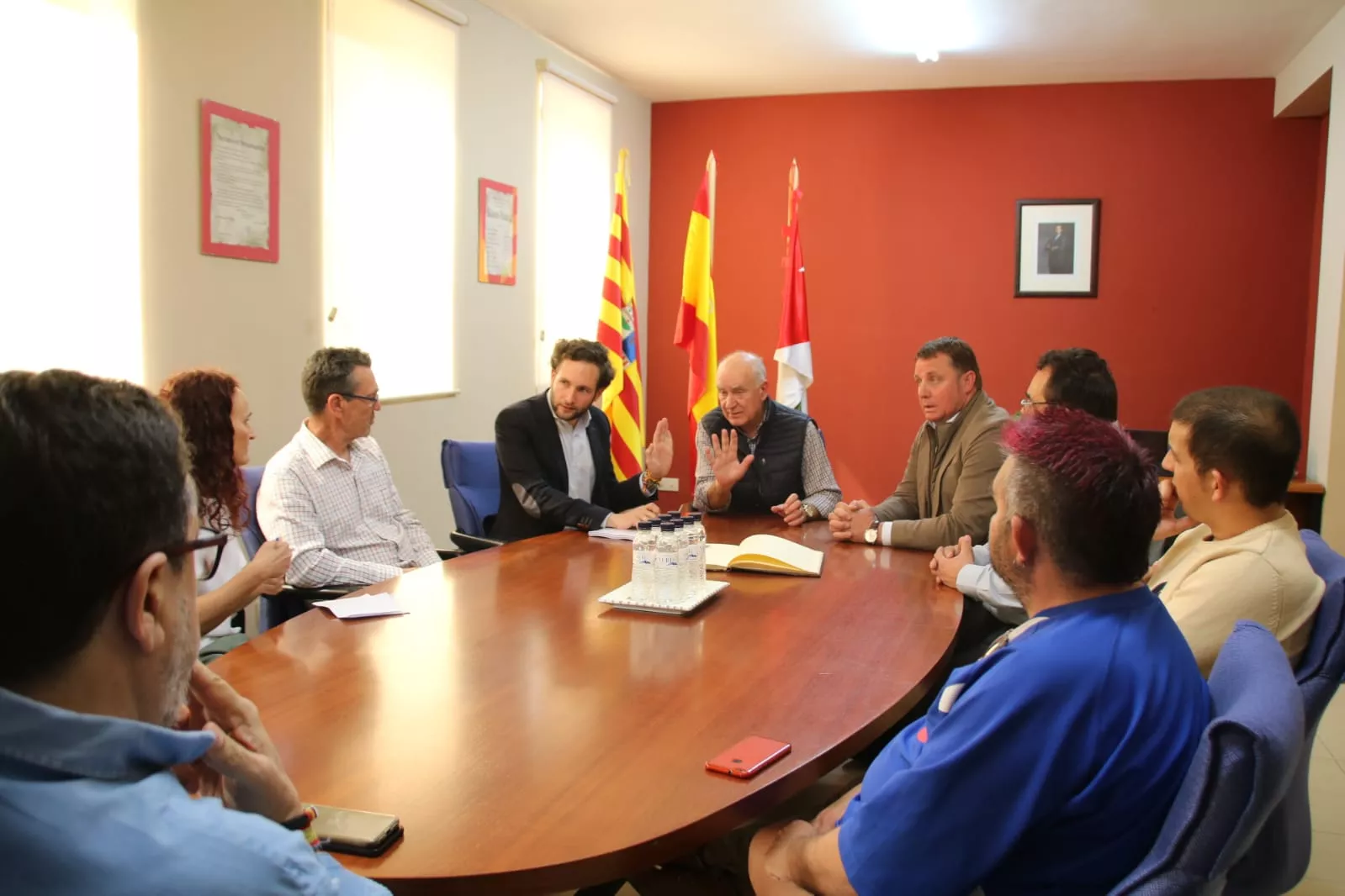 Imagen del encuentro mantenido en el Ayuntamiento de Binaced.