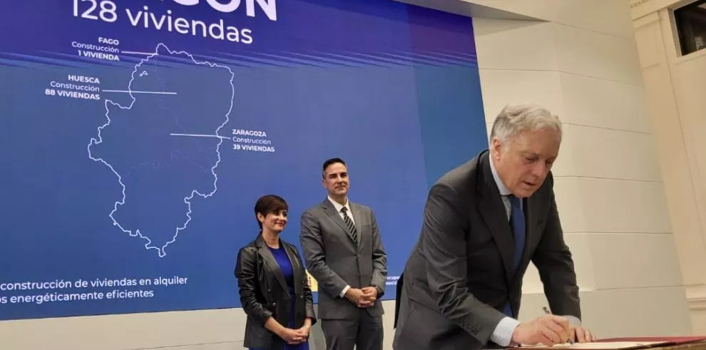 El consejero Octavio López firma el Acuerdo Número 40 del Programa 6 de fondos europeos para vivienda.S.E.