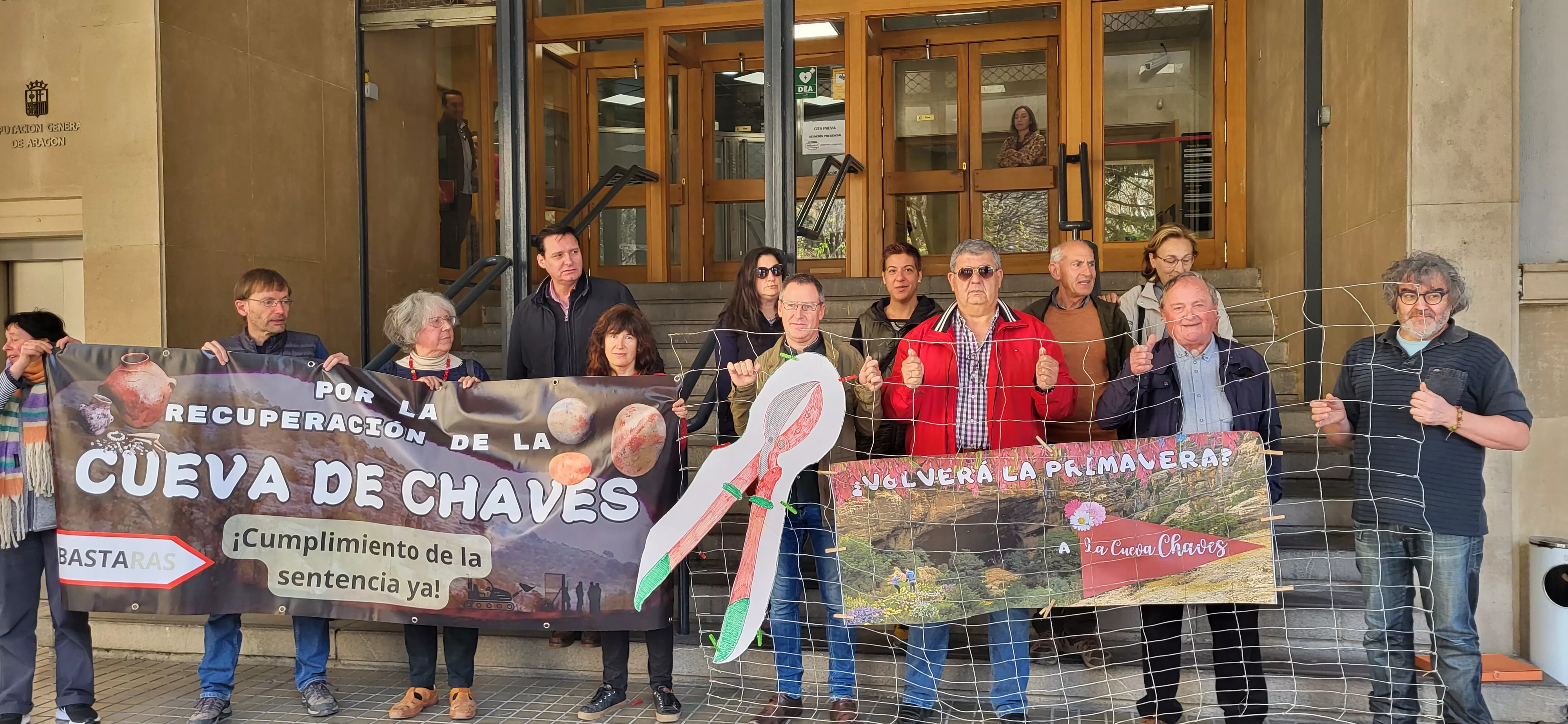 Imagen de la movilización por la Cueva de Chaves ante la sede del Gobierno de Aragón en Huesca.