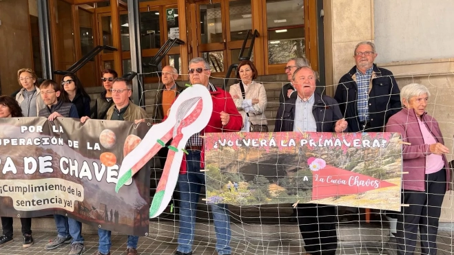 Una valla y unos alicates para reclamar que se permita el acceso a la finca de Bastarás. Una valla y unos alicates para reclamar que se permita el acceso a la finca de Bastarás.