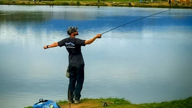 Nicolás Abadía lanzando en el lago Nicolás Abadía lanzando en el lago