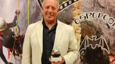 El representante del CAS con el galardón. El representante del CAS con el galardón.