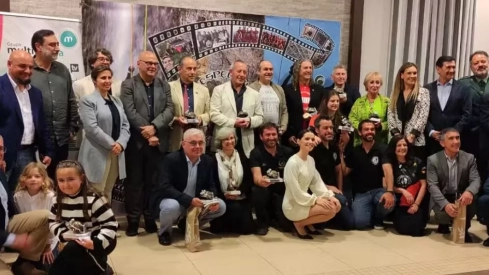 Foto de familia de los premiados. Foto de familia de los premiados.