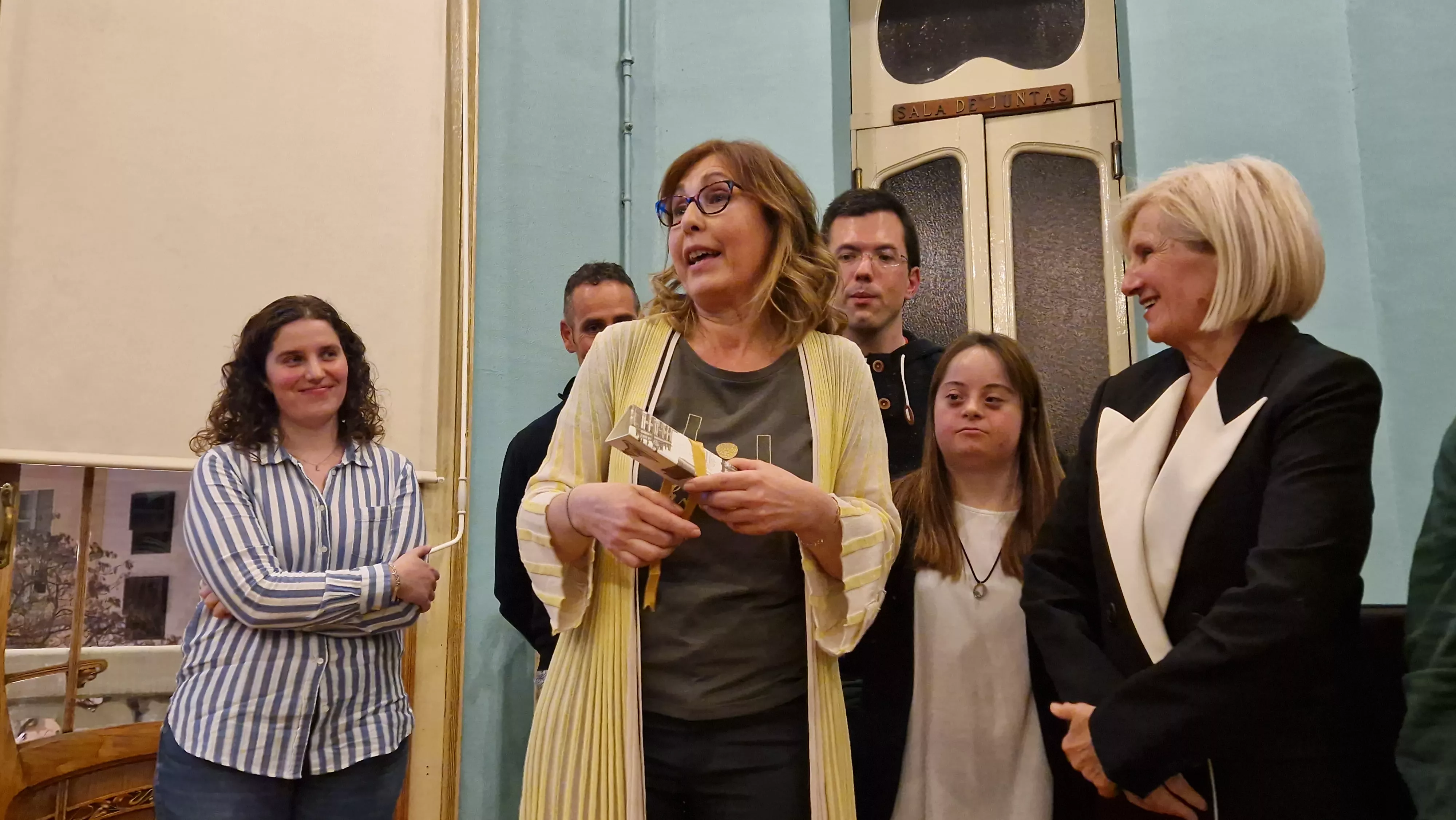 Nuria Grau recoge el Distintivo Down 2023. Foto Myriam Martínez