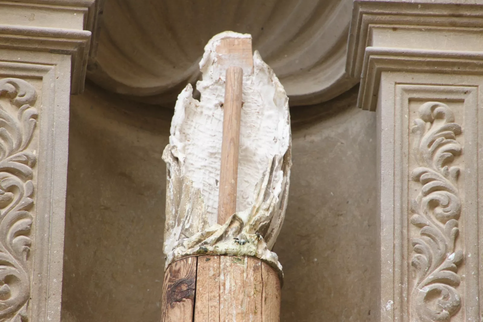 CCOO sobre los símbolos franquistas en su fachada. Foto Carlos Neofato