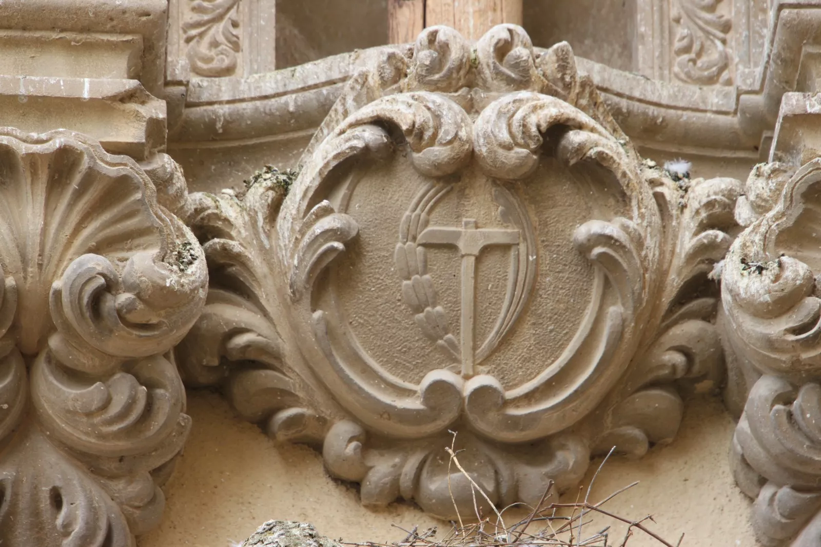 CCOO sobre los símbolos franquistas en su fachada. Foto Carlos Neofato