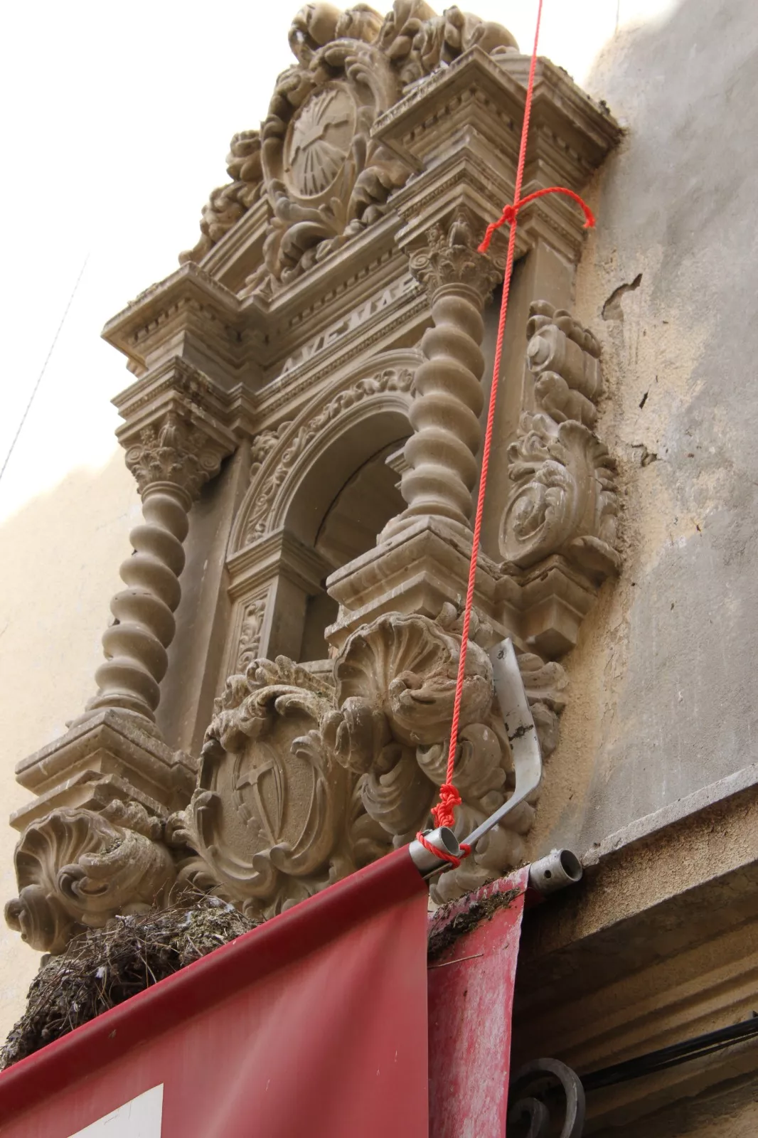 CCOO sobre los símbolos franquistas en su fachada. Foto Carlos Neofato