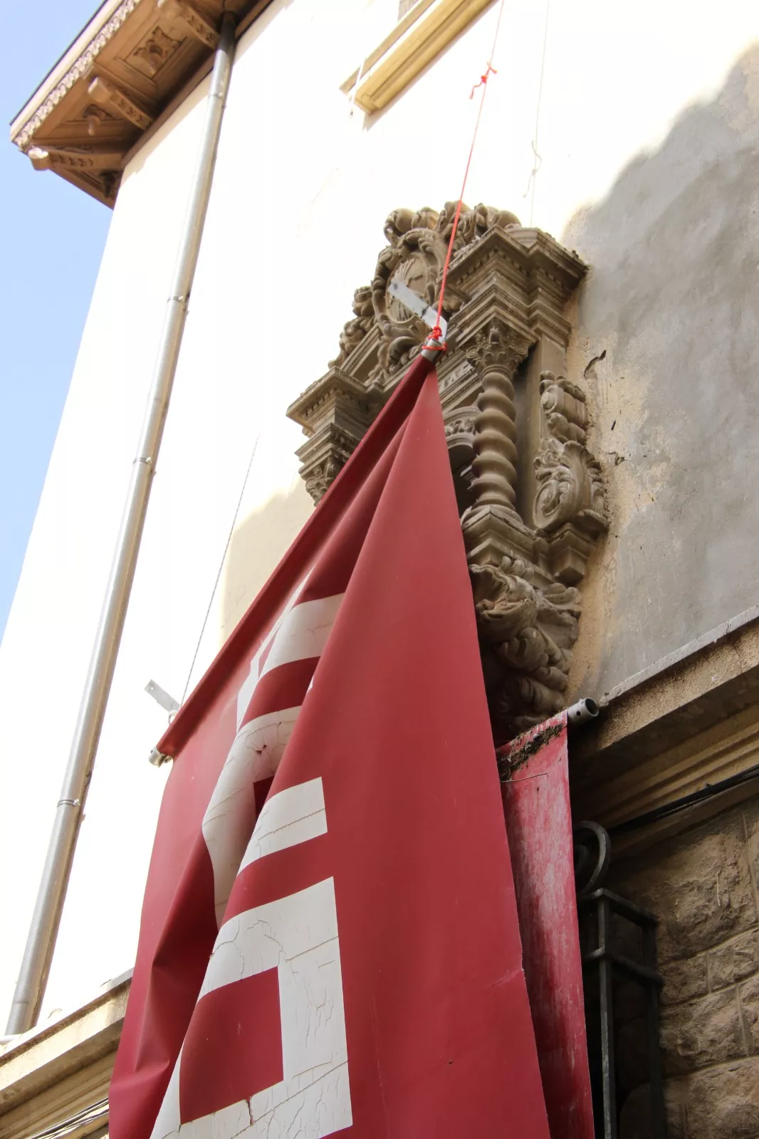 CCOO explicó los símbolos franquistas en su fachada. Foto Carlos Neofato