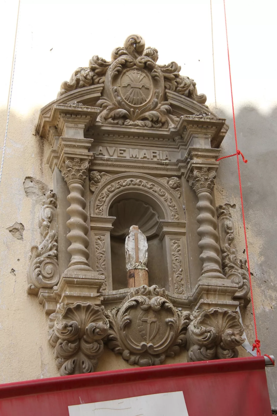 CCOO sobre los símbolos franquistas en su fachada. Foto Carlos Neofato