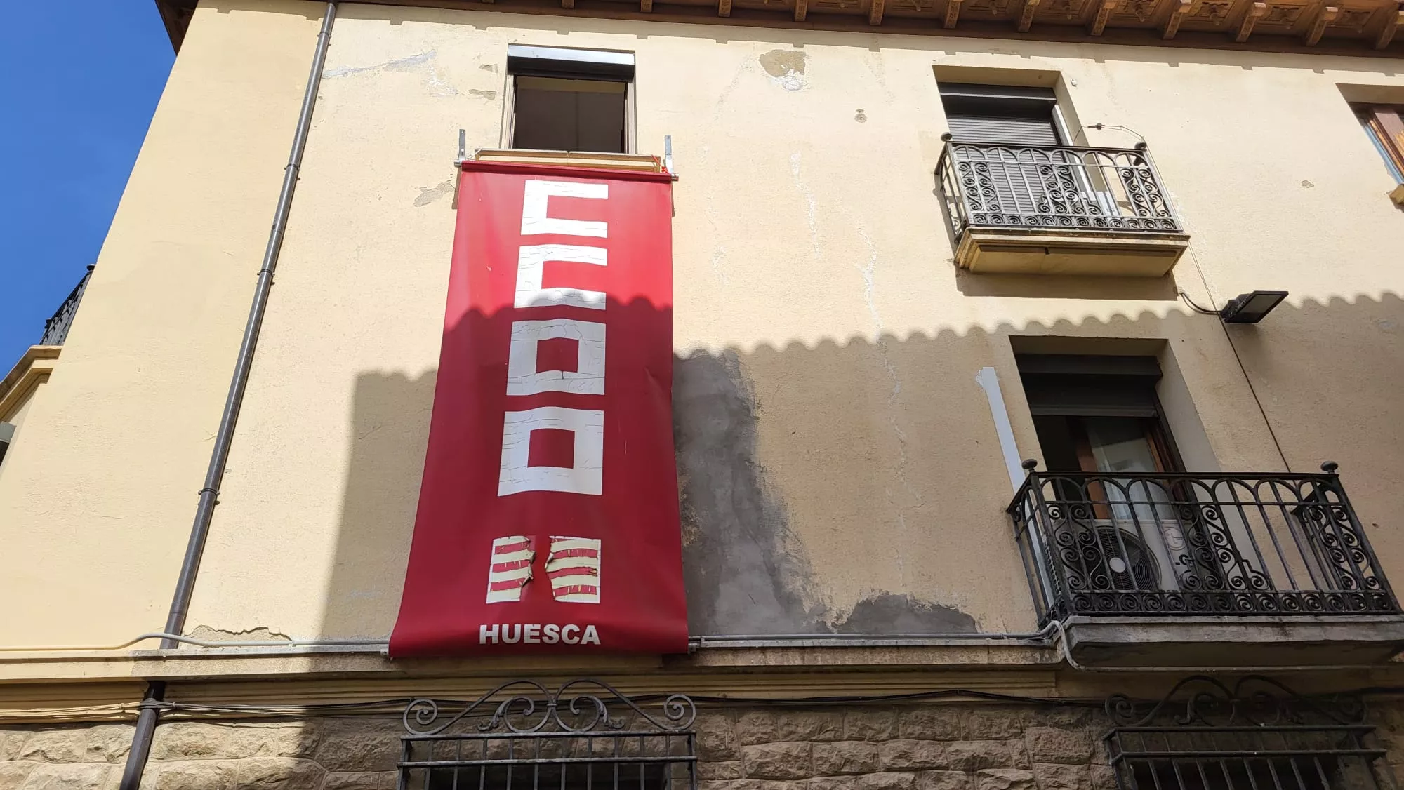 VOX se ha pronunciado sobre los símbolos franquistas en su fachada. Foto Carlos Neofato