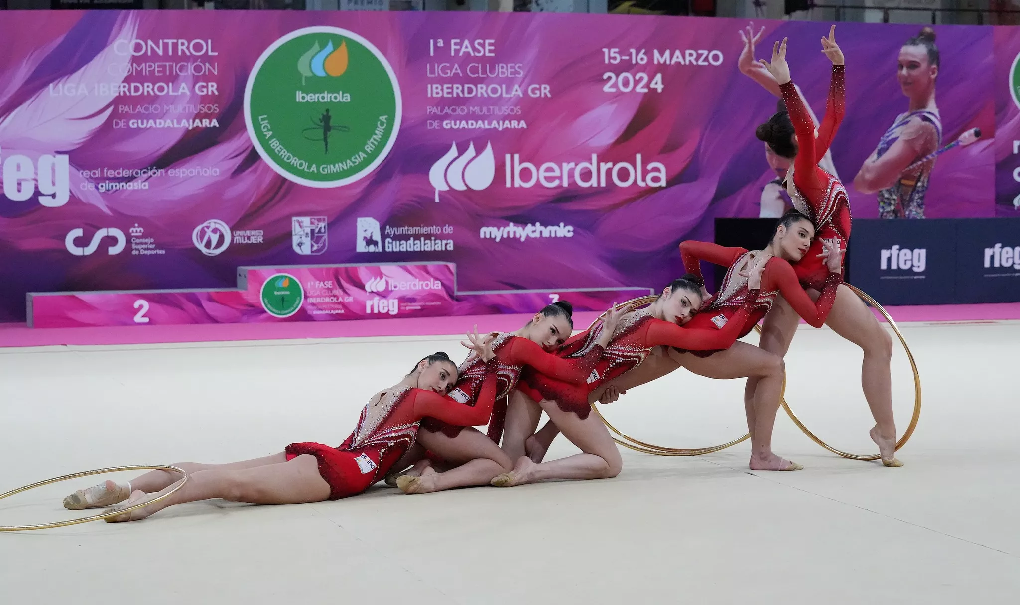 El ejercicio de cinco aros en su pose inicial.