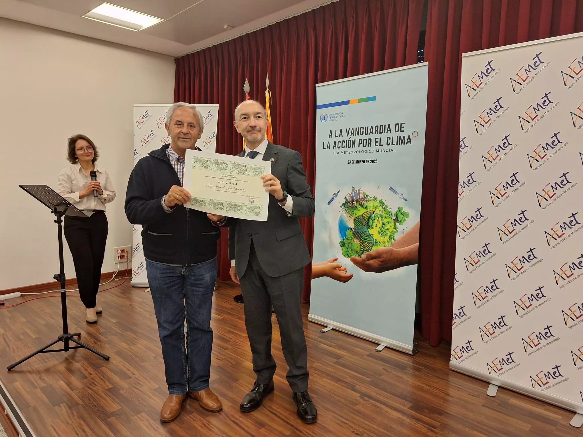 Manuel Acín Sampietro recoge su diploma de manos de Fernando Beltrán.