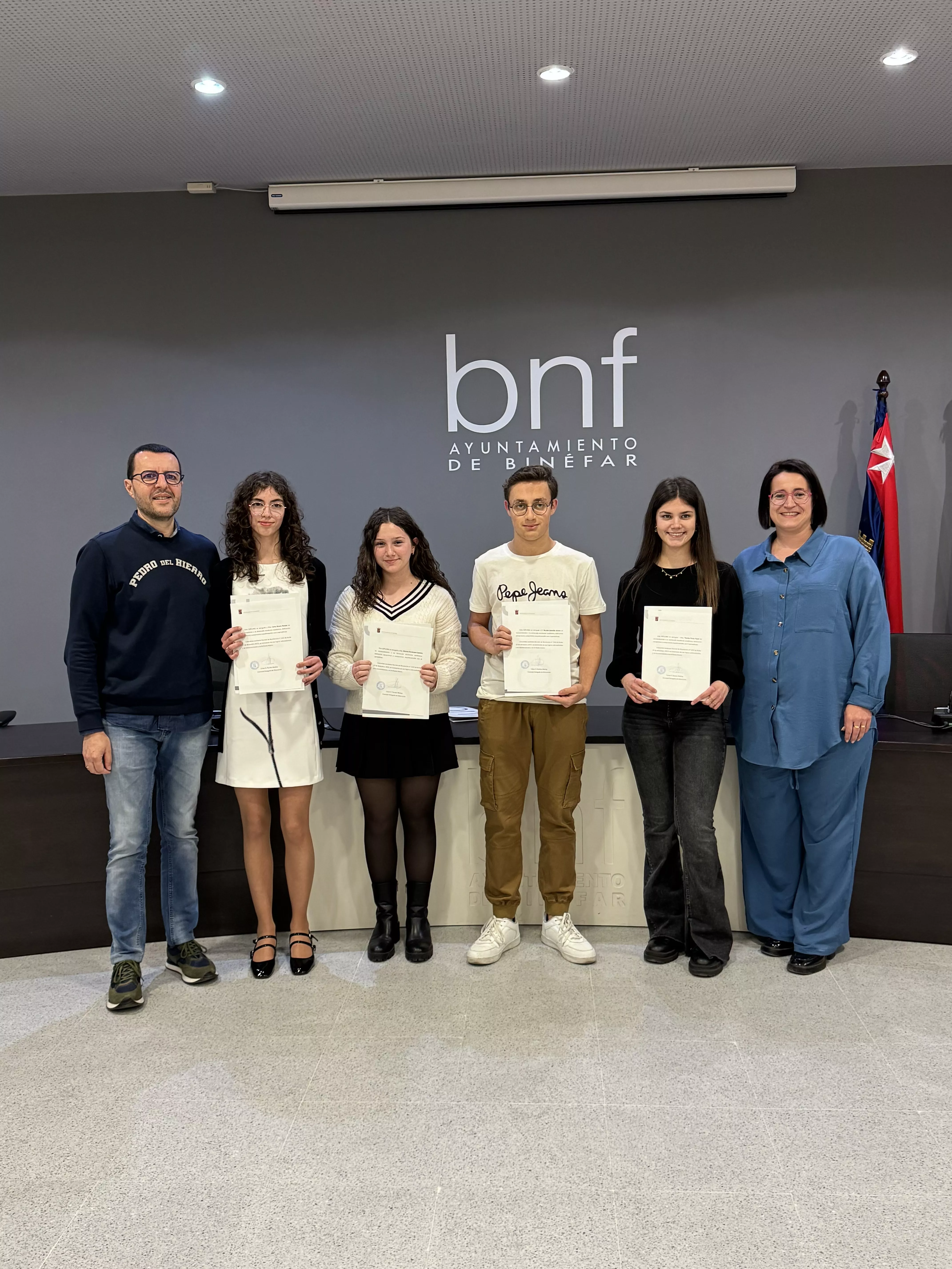 César Pardos y Patricia Rivera, con los cuatro alumnos becados por la Excelencia en la proyección educativa César Pardos y Patricia Rivera, con los cuatro alumnos becados por la Excelencia en la proyección educativa