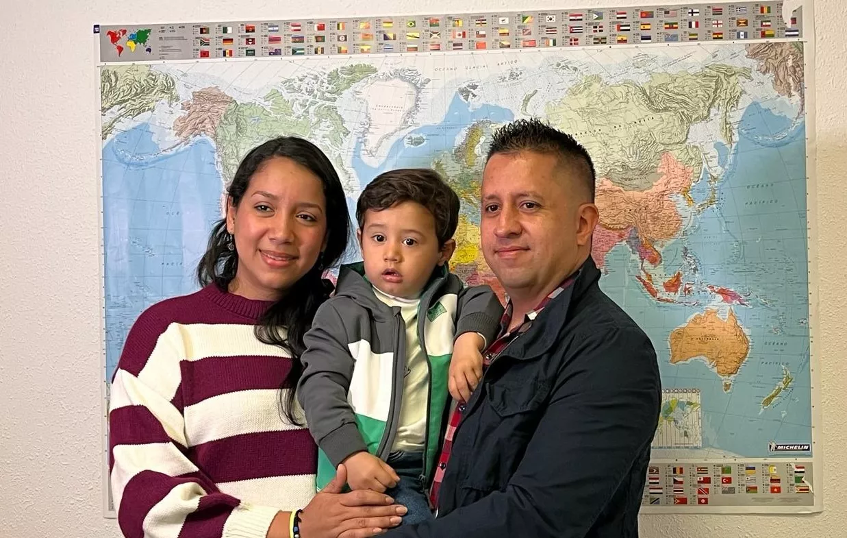 Mariane Marín, su esposo, Anderson, y su hijo, Ezequiel, en el nuevo centro de atención a personas refugiadas de Huesca.