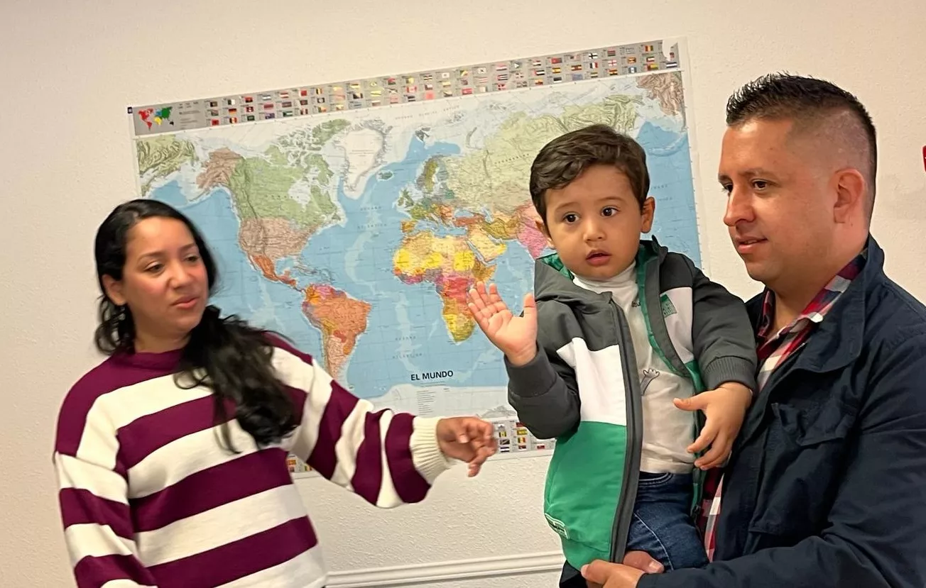 Mariane Marín, su esposo, Anderson, y su hijo, Ezequiel, en el nuevo centro de atención a personas refugiadas de Huesca.