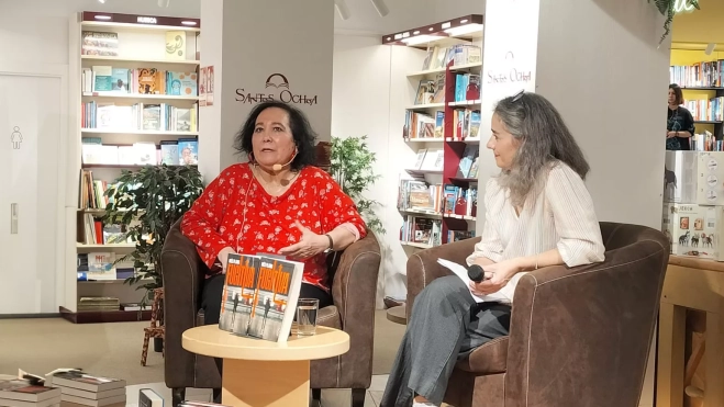 Inés Plana presenta su cuarta novela, Fugitiva, en la librería Santos Ochoa de Huesca.