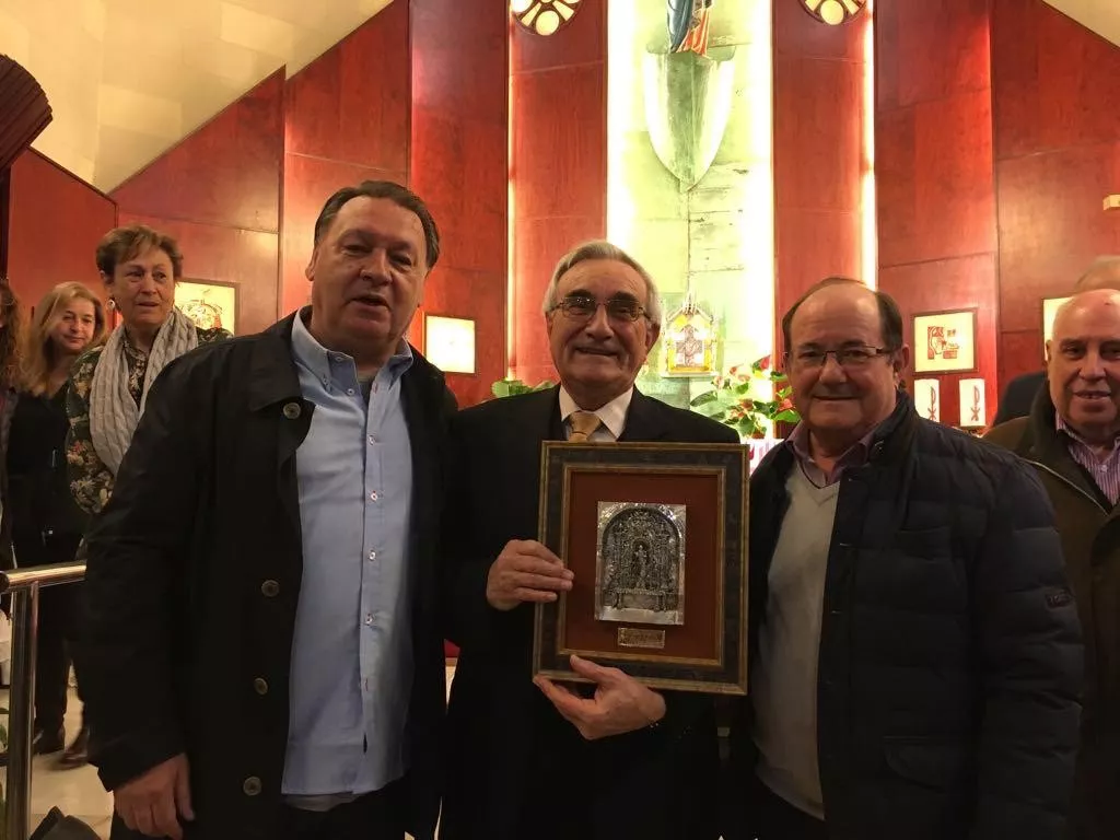 Agustín Lasaosa, Javier Alzueta (DEP) y Carlos Laguna, en un homenaje recibido por el Huesca a los dos últimos