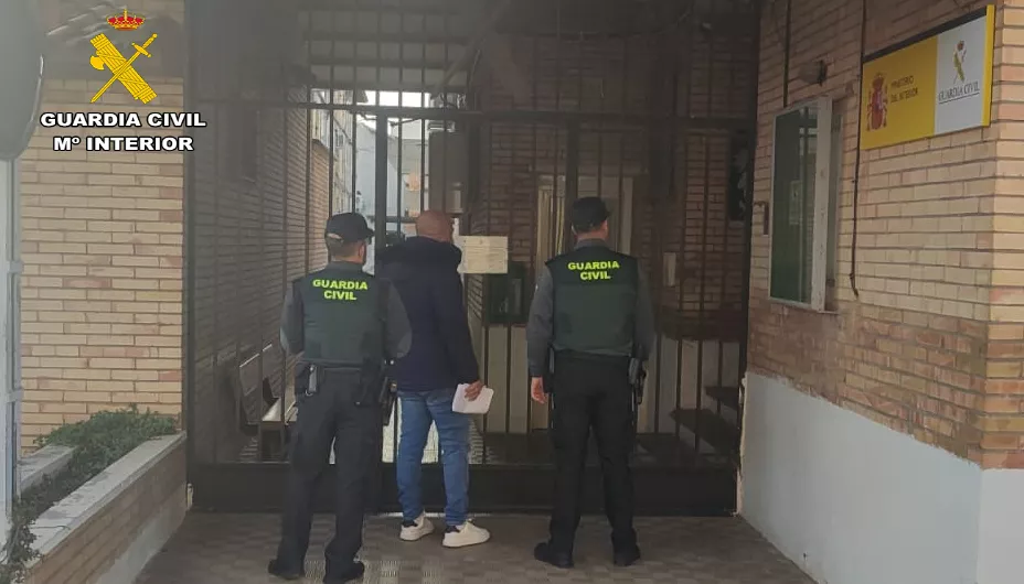 La Guardia Civil de Binéfar ha detenido a dos personas como supuestos autores de un delito de hurto.