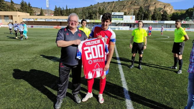 El Monzón homenajea a Carlos Valencia por su partido número 200 con la camiseta rojiblanca.