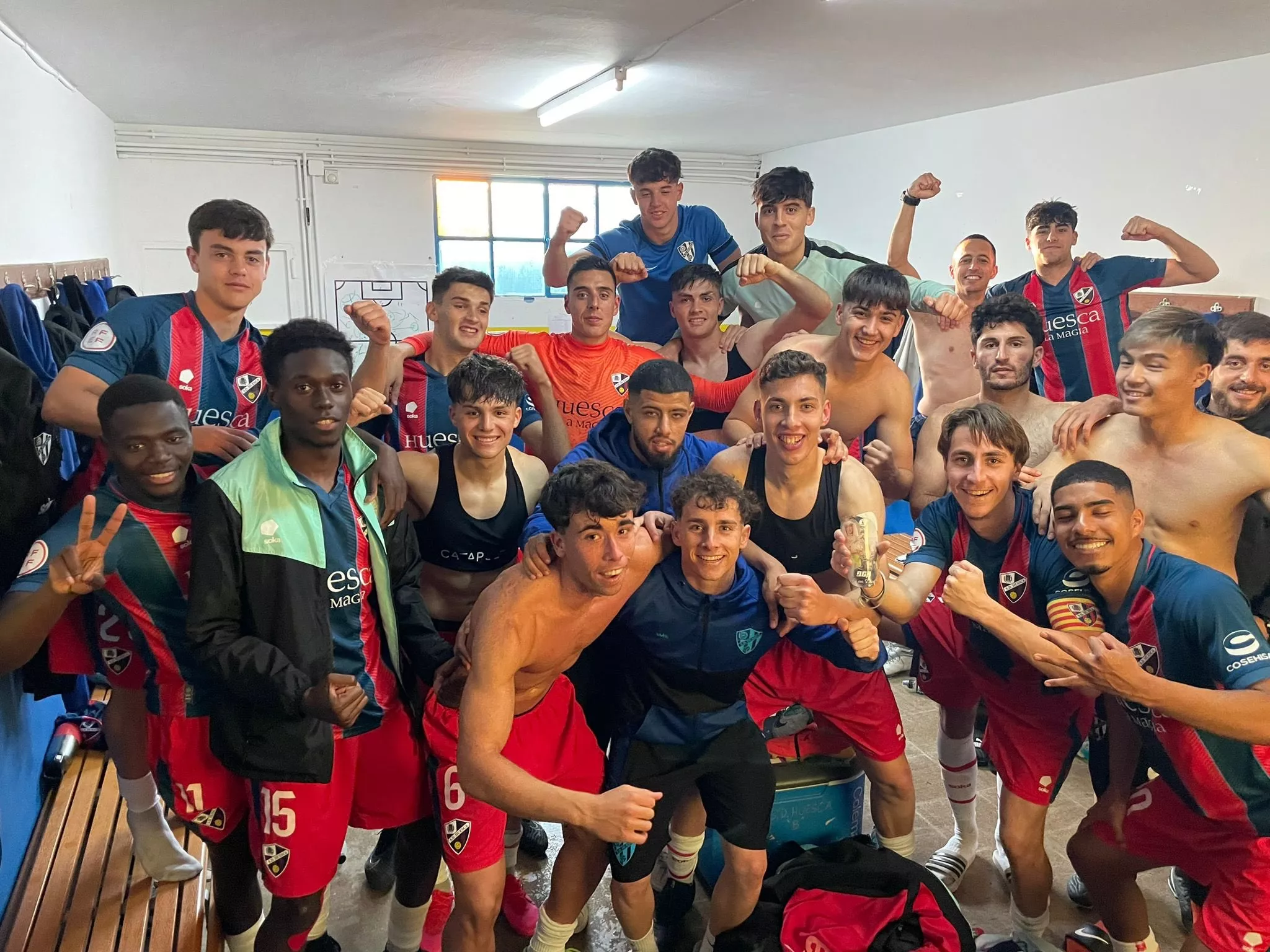 Jugadores del Huesca B celebran el triunfo en Almudévar.
