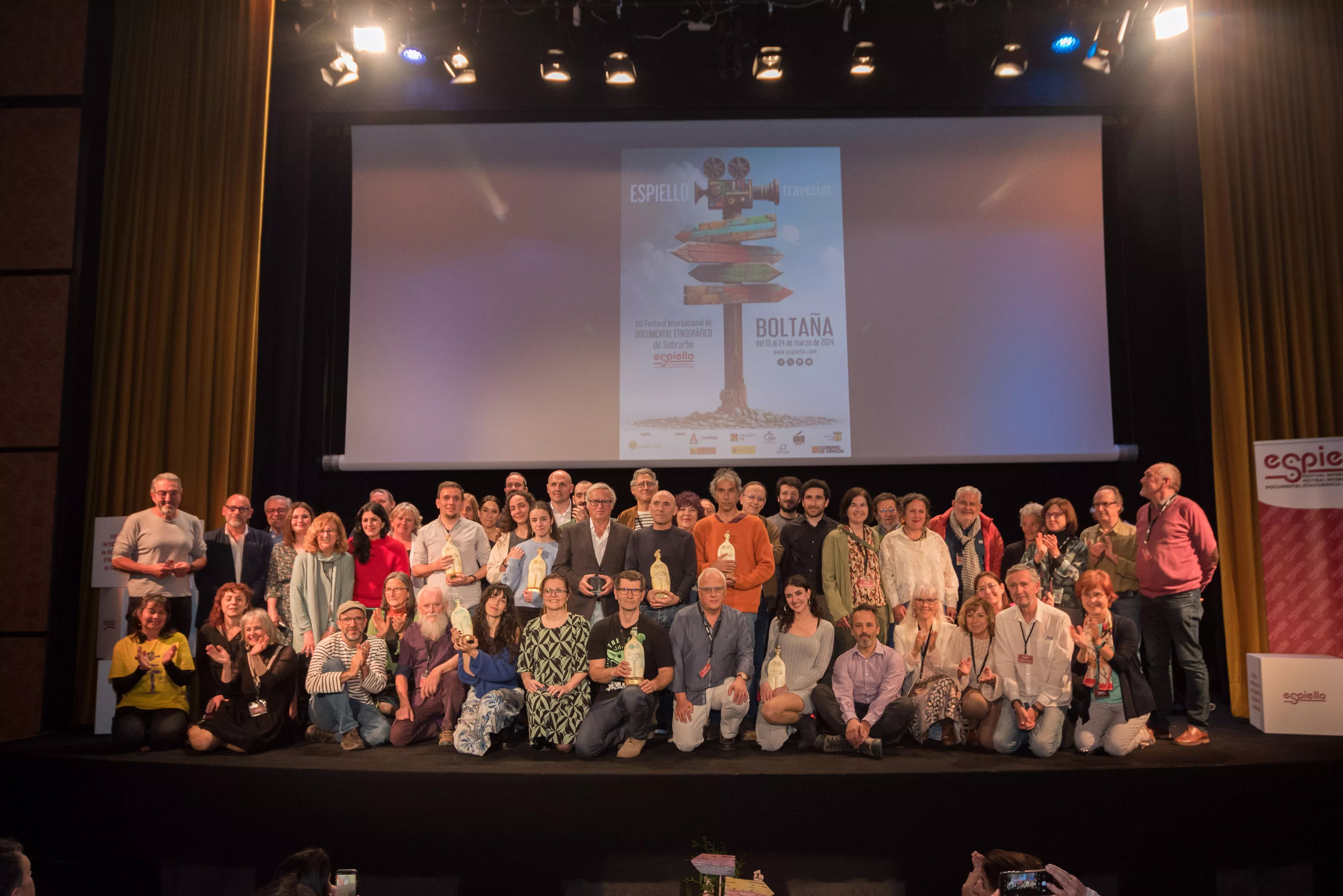 Fotografía de familia de Espiello en el colofón de su décimo aniversario