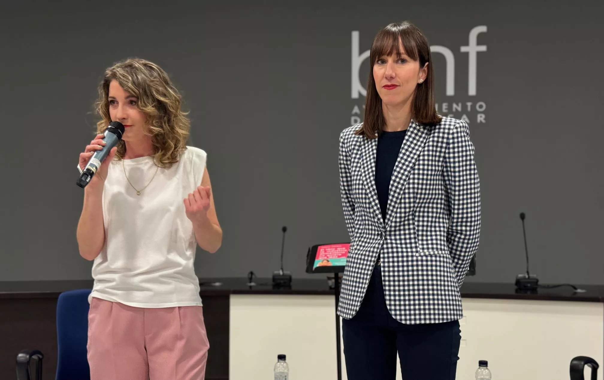 Andrea Sorinas junto a Eva Noyas como maestra de ceremonias.