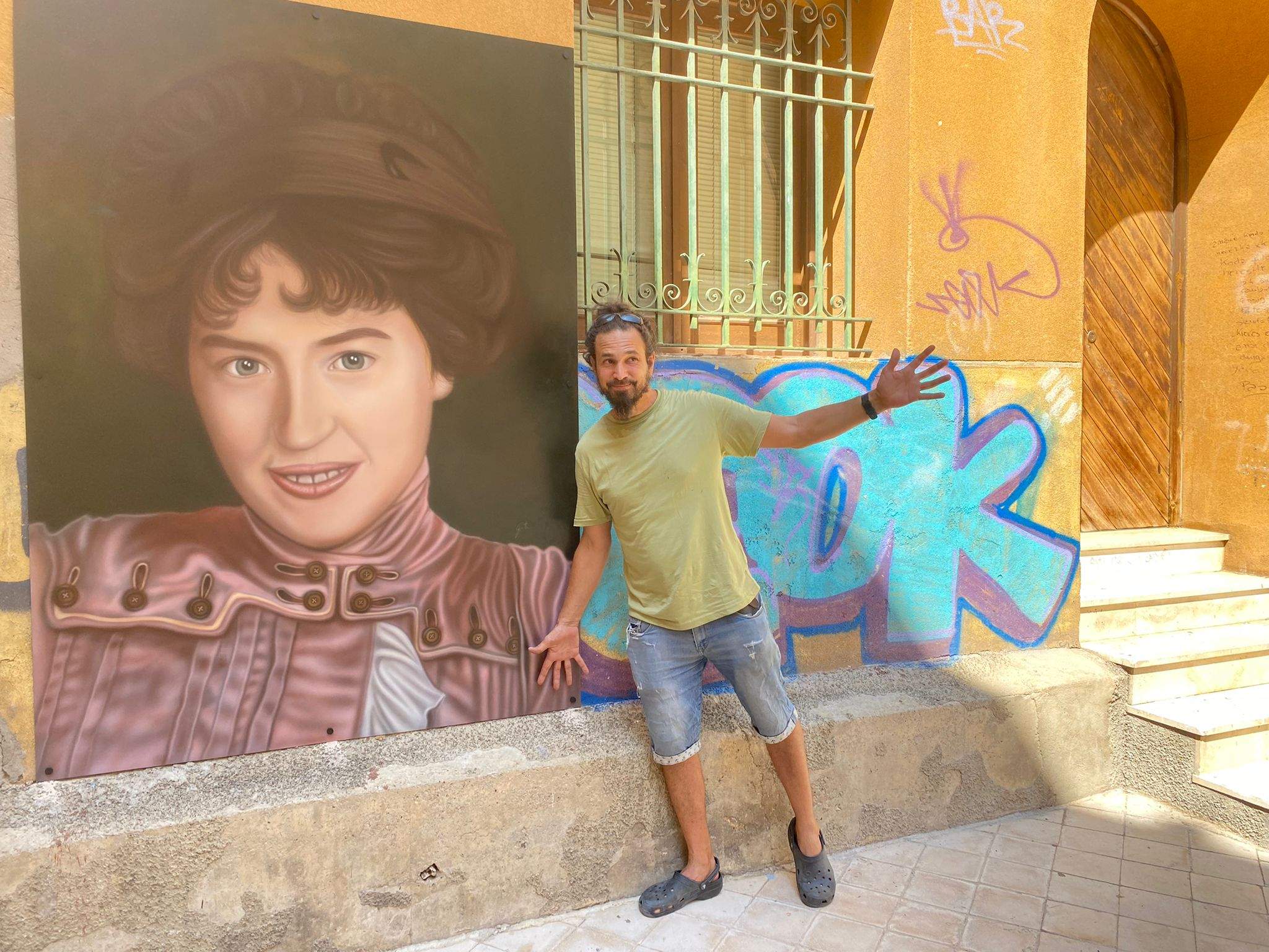 David Gatta con el retrato de Elvira Hidalgo en el Alambique de la plaza de los Urreas.