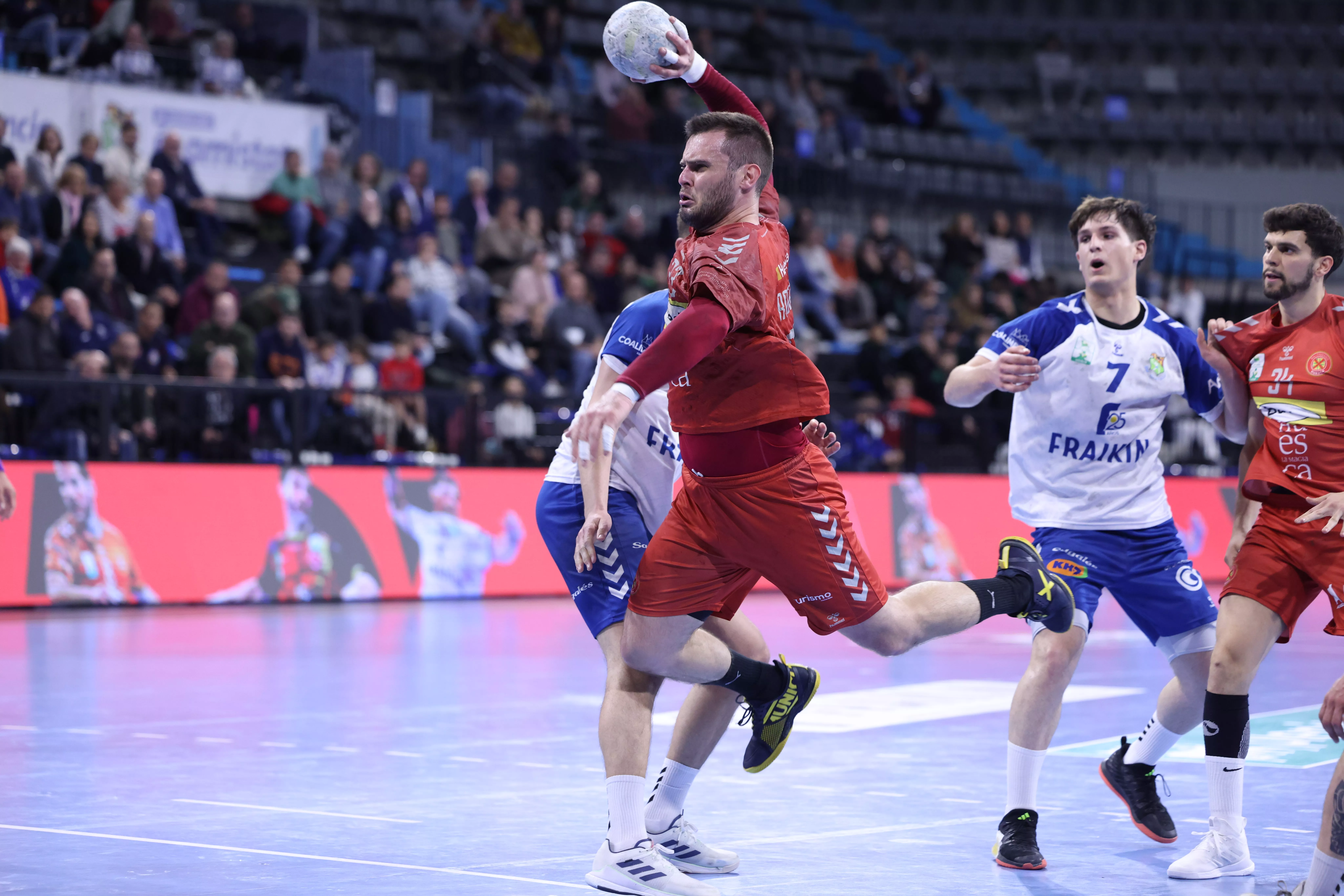 Rodrigo Benites, de Bada Huesca, marca ante Roberto Rodríguez. Foto Xavier Solanas
