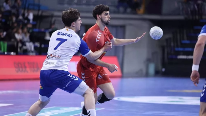 Miguel Malo ataca ante Víctor Romero. Foto Xavier Solanas Miguel Malo ataca ante Víctor Romero. Foto Xavier Solanas