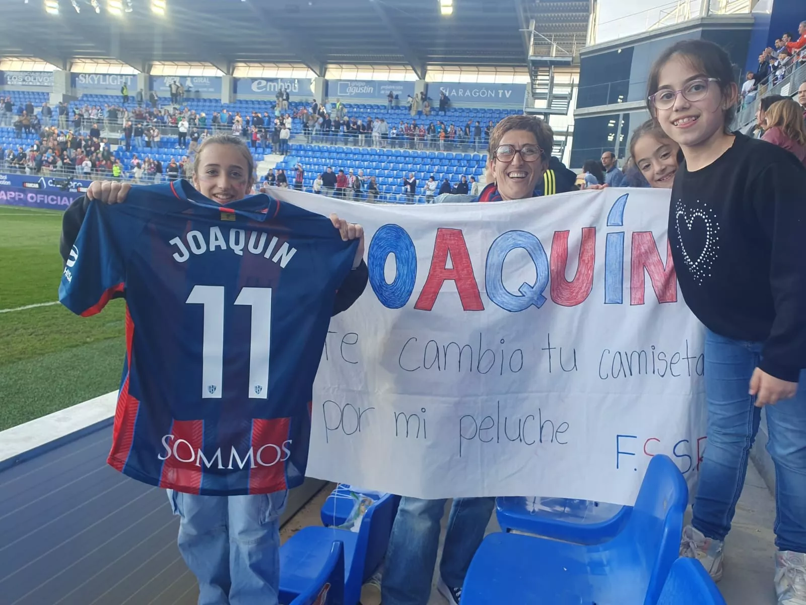 Vega y Nuria con la camiseta de Joaquín, objetivo cumplido