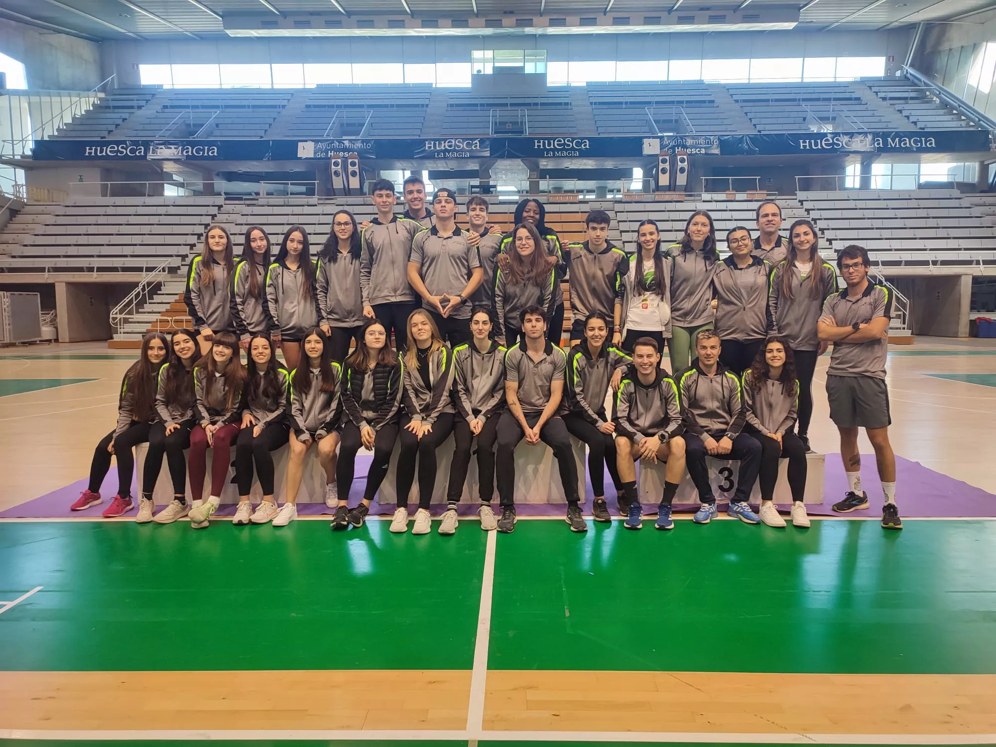 Atletismo Divertido. Foto de familia de profesores y monitores.