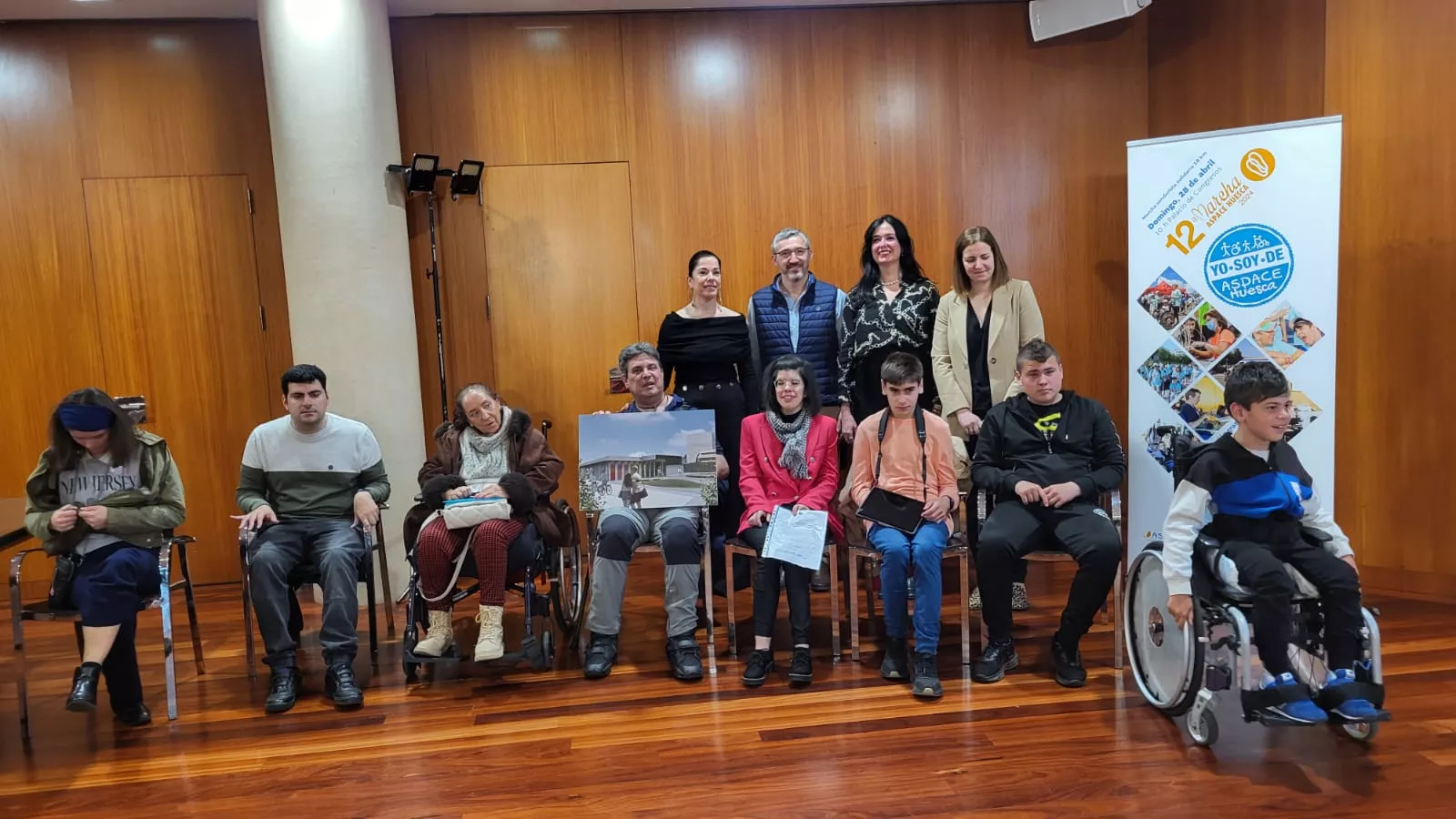 Usuarios de Aspace Huesca y autoridades en la presentación de la duodécima Marcha.