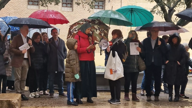 Nezha El Hajjaji, leyendo el comunicado frente al Ayuntamiento. Foto Myriam Martínez Nezha El Hajjaji, leyendo el comunicado frente al Ayuntamiento. Foto Myriam Martínez