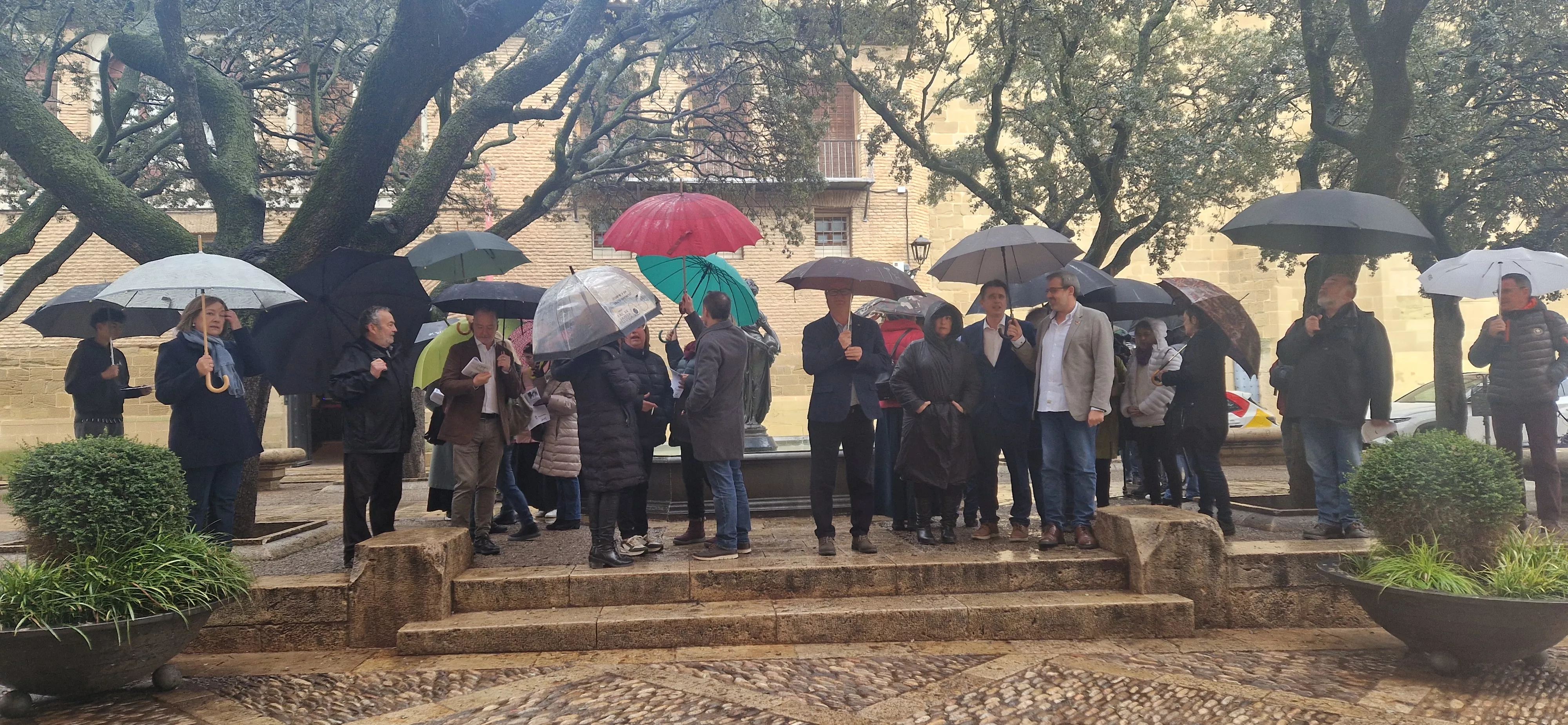 Protesta ante el Ayuntamiento de Huesca por el discurso "islamófobo" de Nolasco. Foto Myriam Martínez