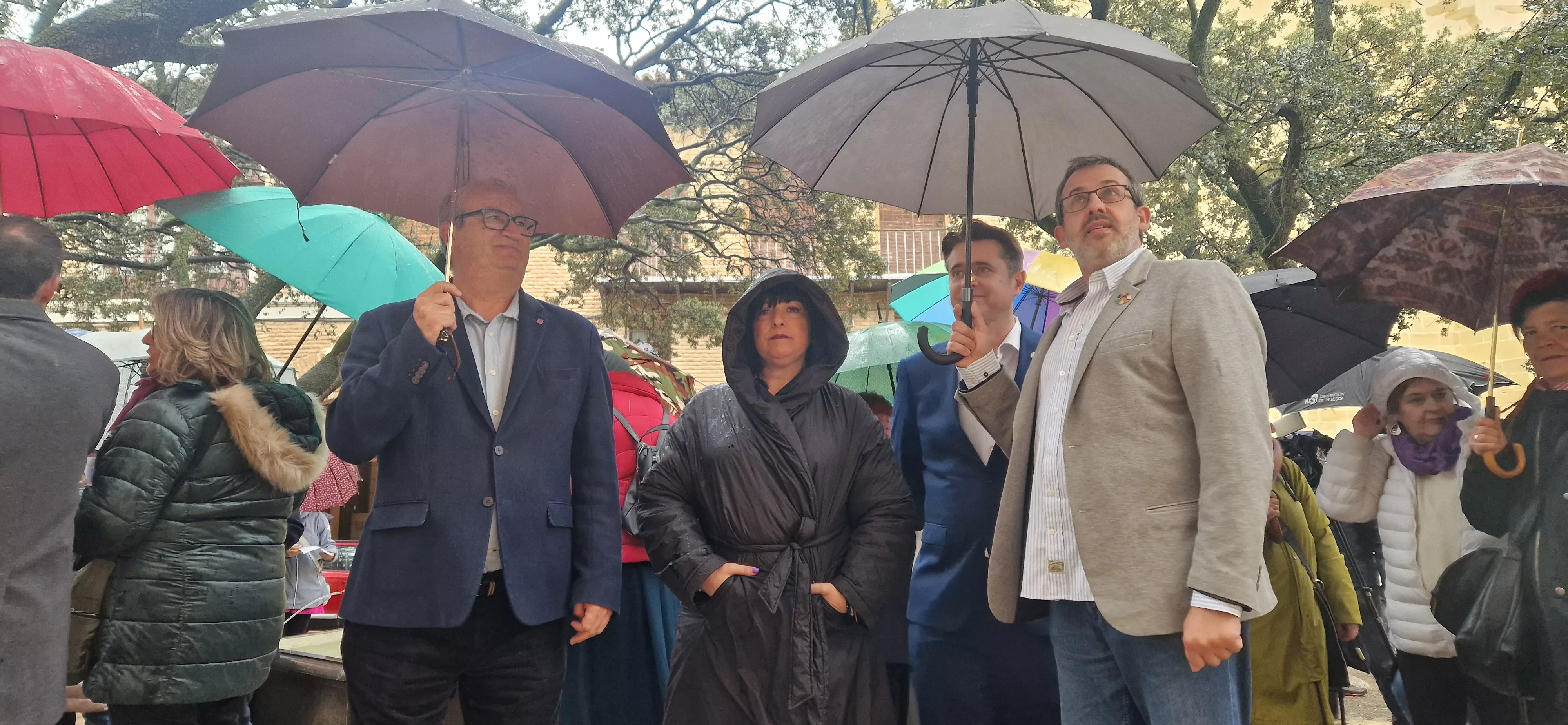 Protesta ante el Ayuntamiento de Huesca por el discurso "islamófobo" de Nolasco. Foto Myriam Martínez