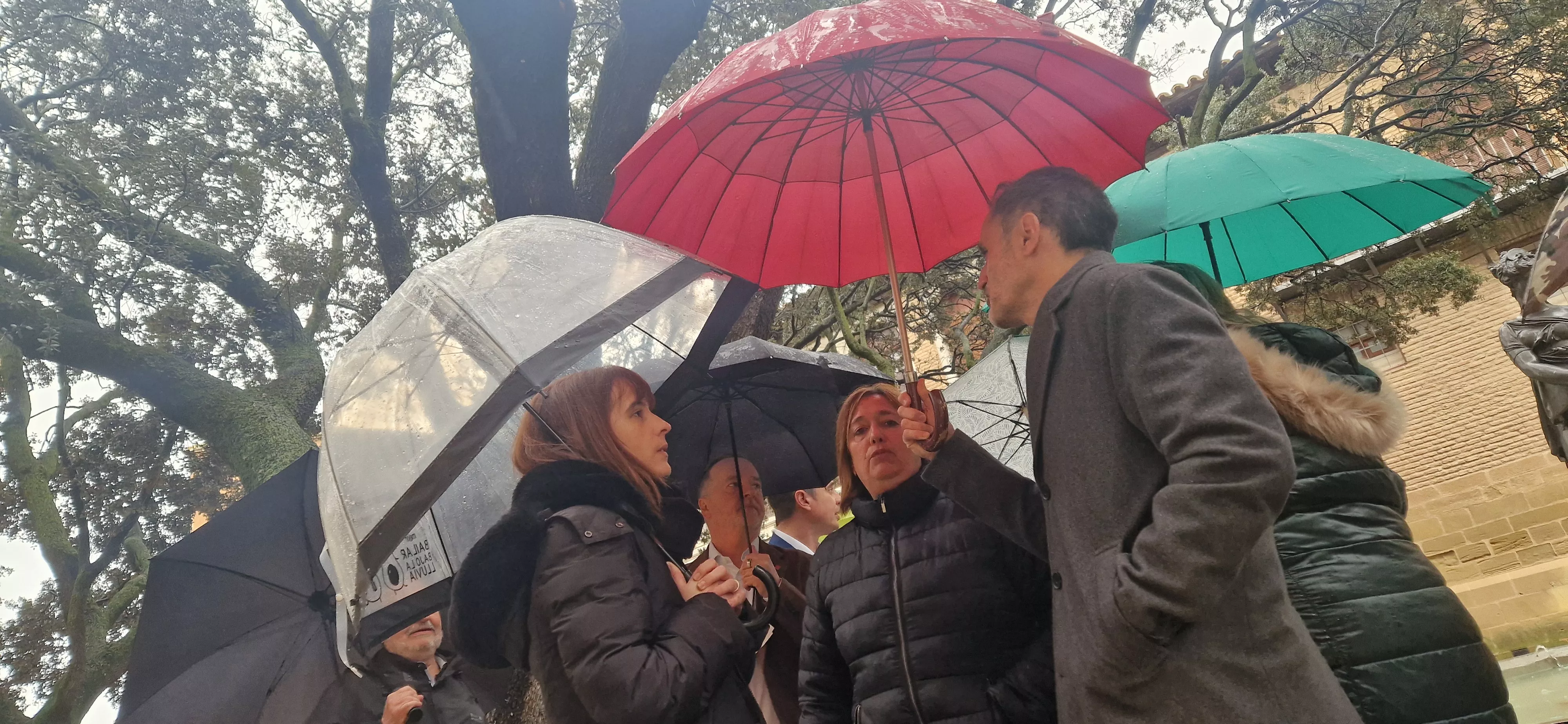 Protesta ante el Ayuntamiento de Huesca por el discurso "islamófobo" de Nolasco. Foto Myriam Martínez