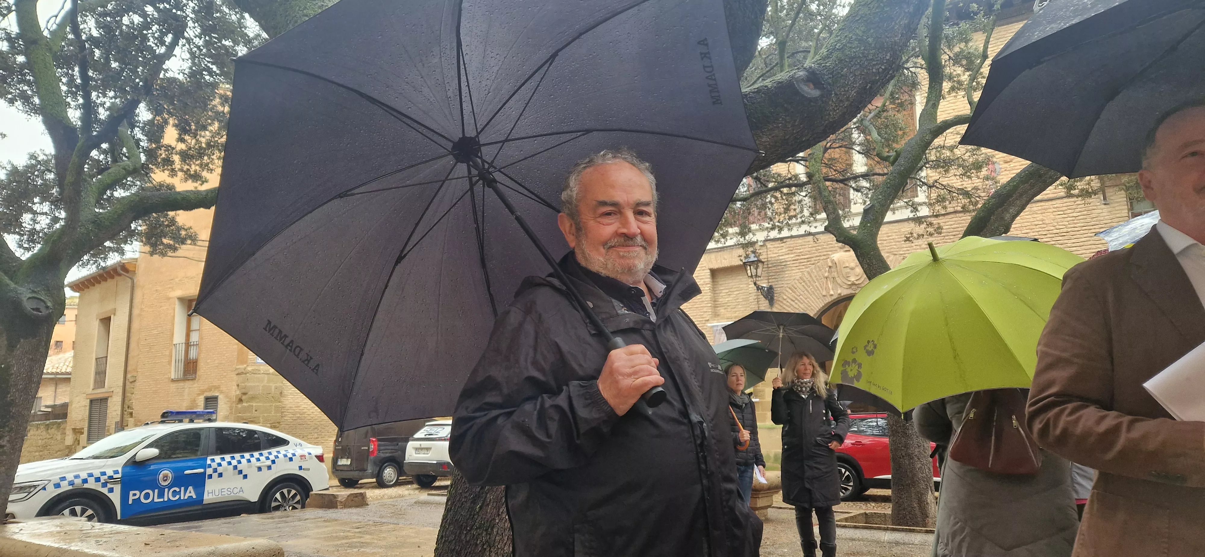 Protesta ante el Ayuntamiento de Huesca por el discurso "islamófobo" de Nolasco. Foto Myriam Martínez