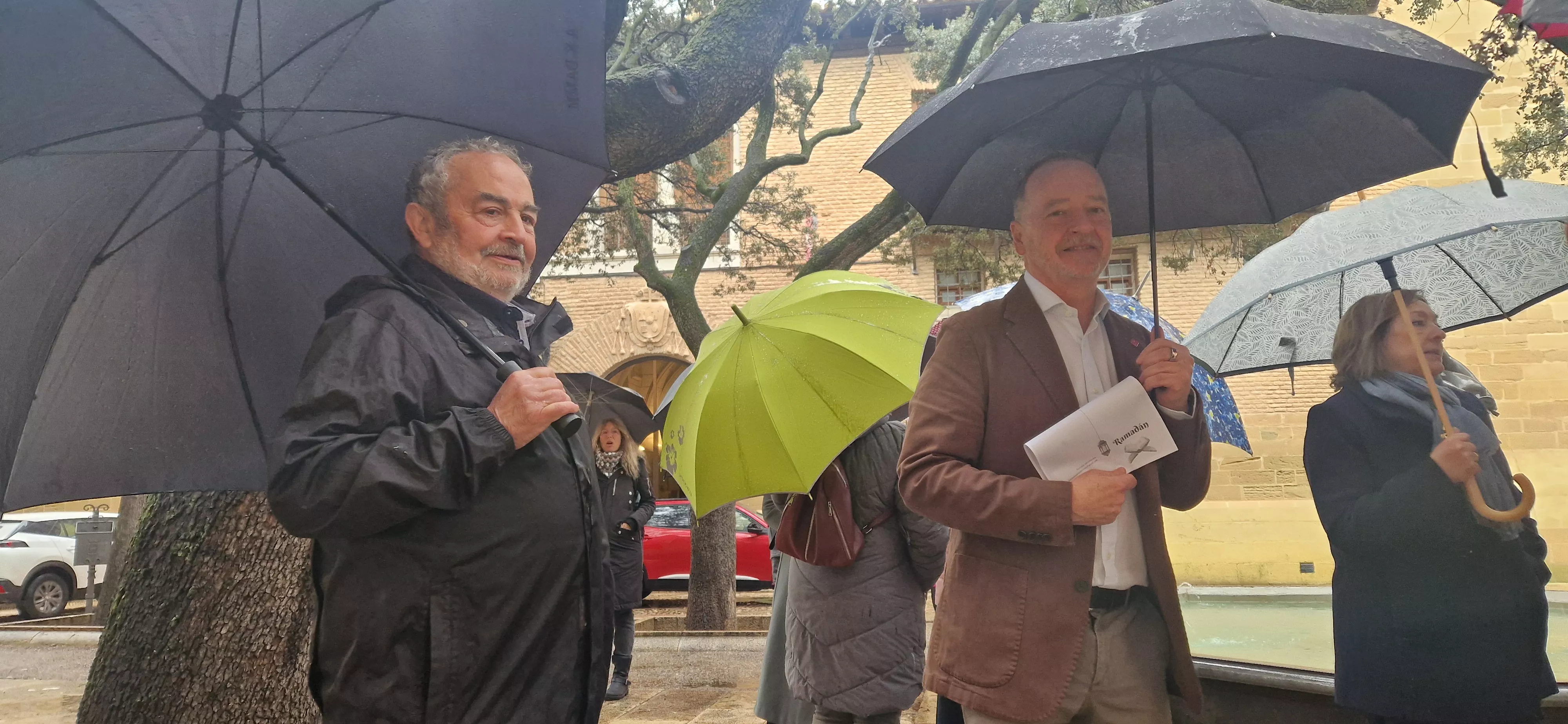 Protesta ante el Ayuntamiento de Huesca por el discurso "islamófobo" de Nolasco. Foto Myriam Martínez
