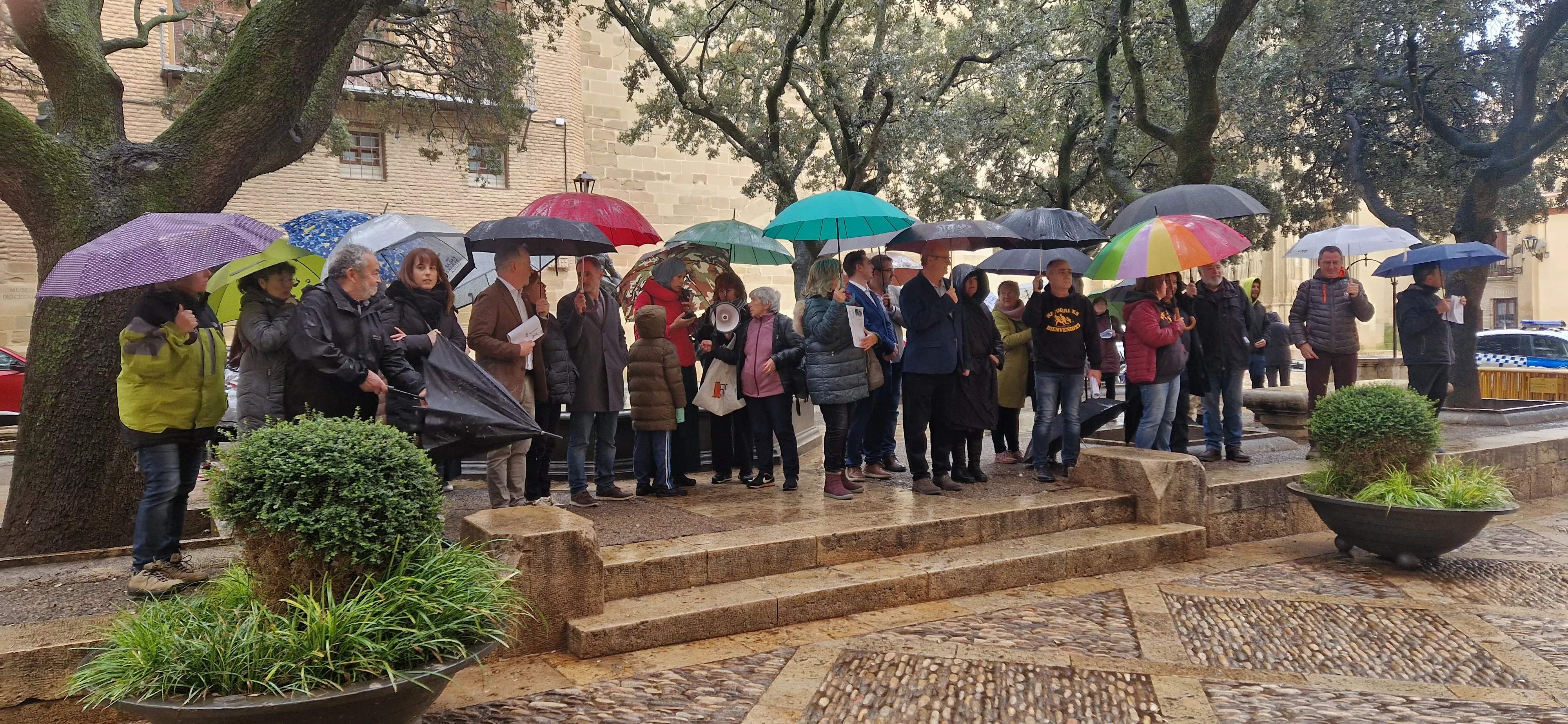 Protesta ante el Ayuntamiento de Huesca por el discurso "islamófobo" de Nolasco. Foto Myriam Martínez