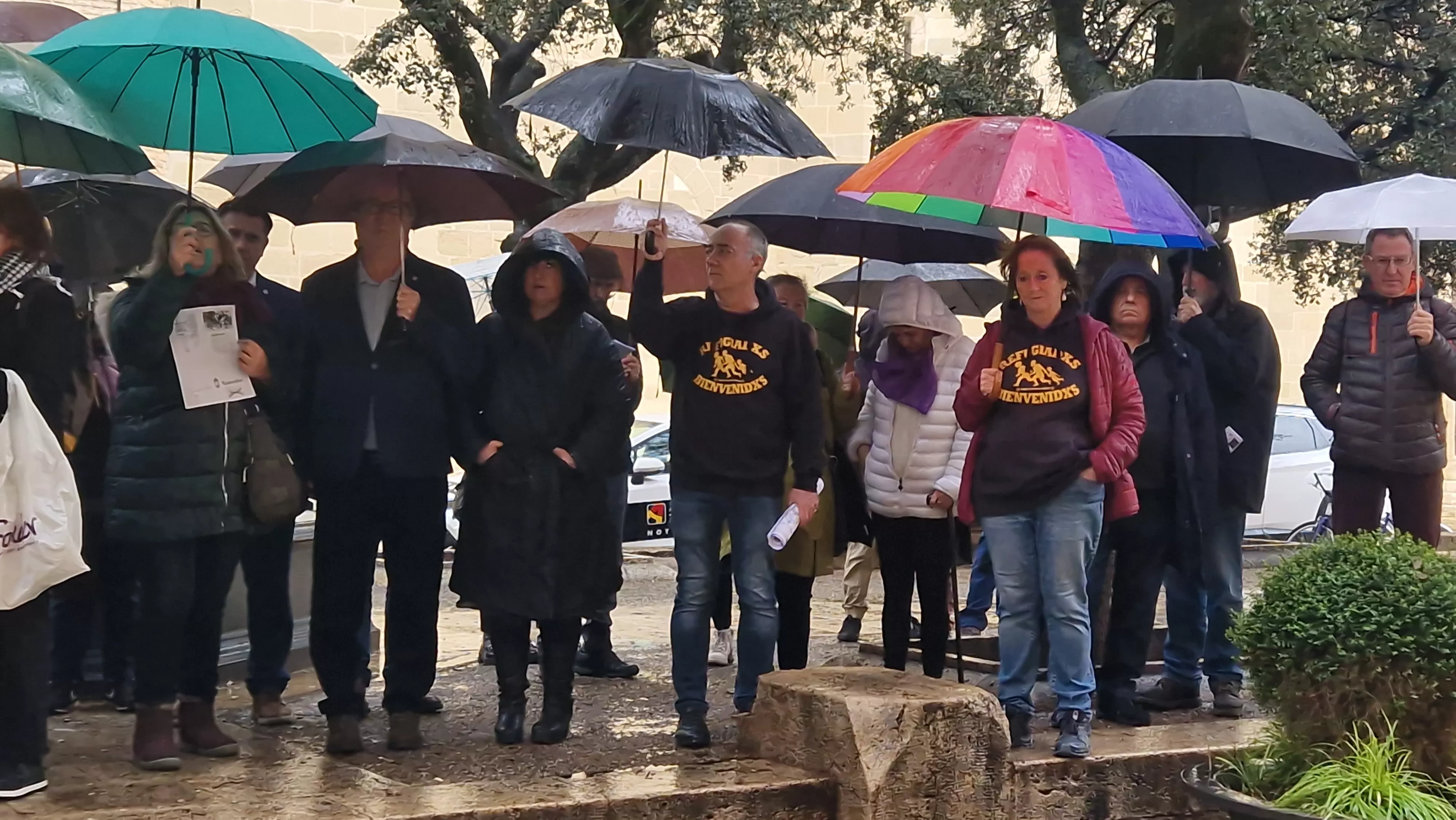 Protesta ante el Ayuntamiento de Huesca por el discurso "islamófobo" de Nolasco. Foto Myriam Martínez