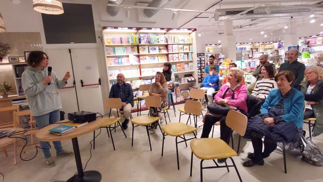 Carmen M. Iturbe, durante la charla en Santos Ochoa. Carmen M. Iturbe, durante la charla en Santos Ochoa.