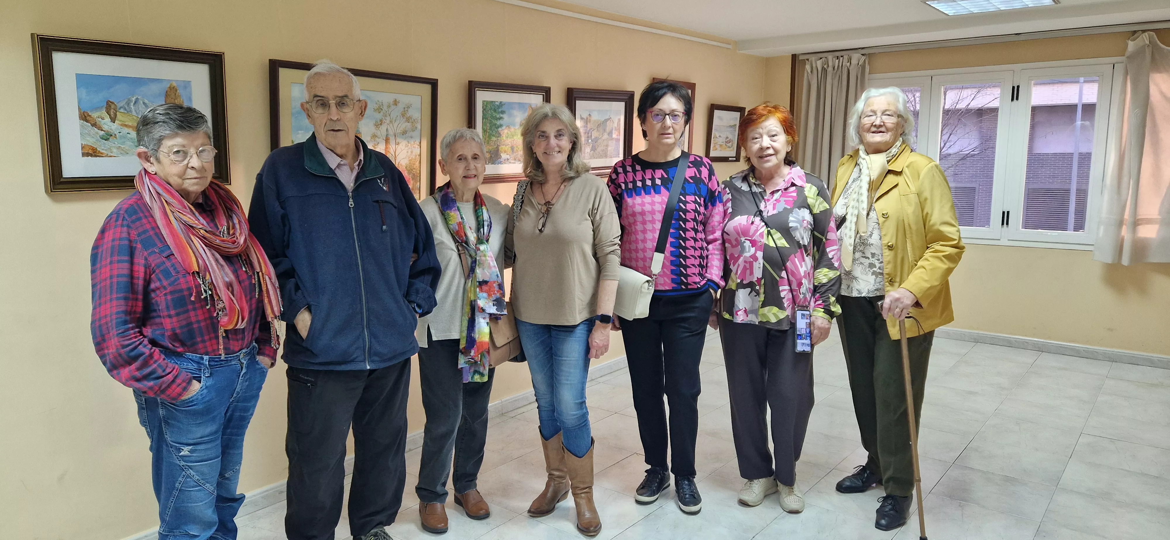 Miguel Pardo Allué y sus compañeras de pintura. Foto Myriam Martínez