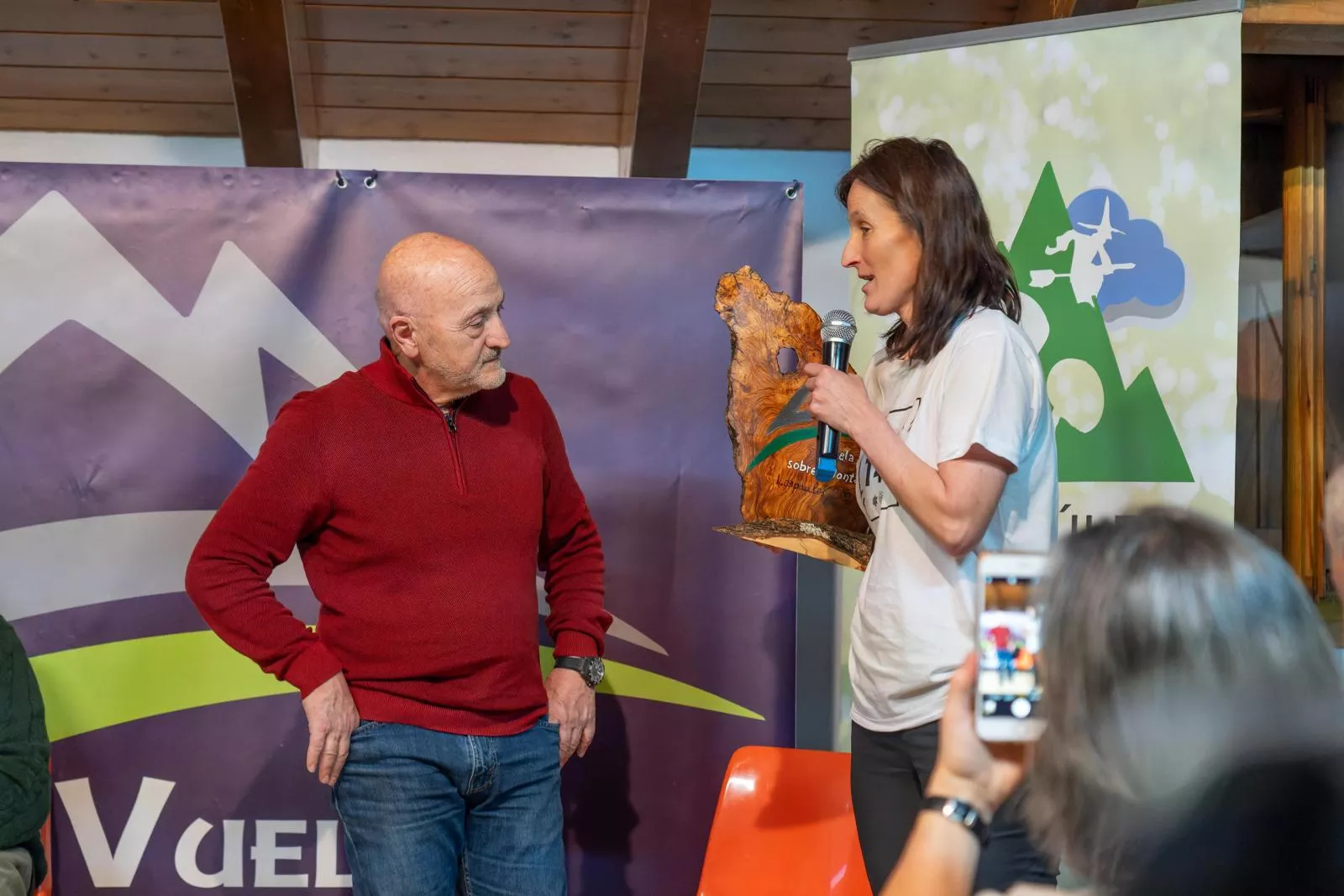 Beatriz Francés entrega a Sebastián Álvaro el premio "Vuela sobre montañas". Foto: Nacho Uliaque.