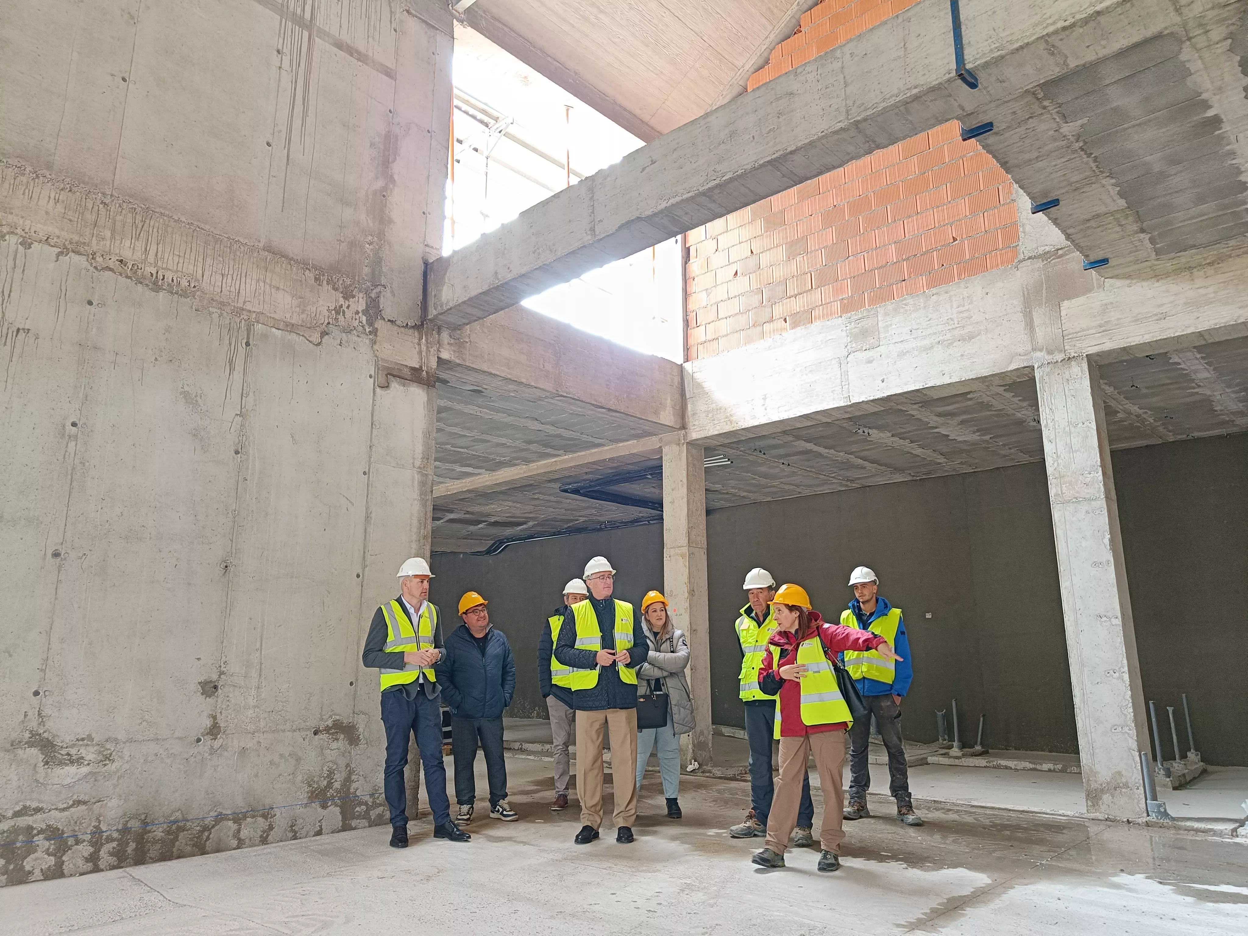 Visita de Manuel Blasco a los trabajos del centro de visitantes de Escalona.